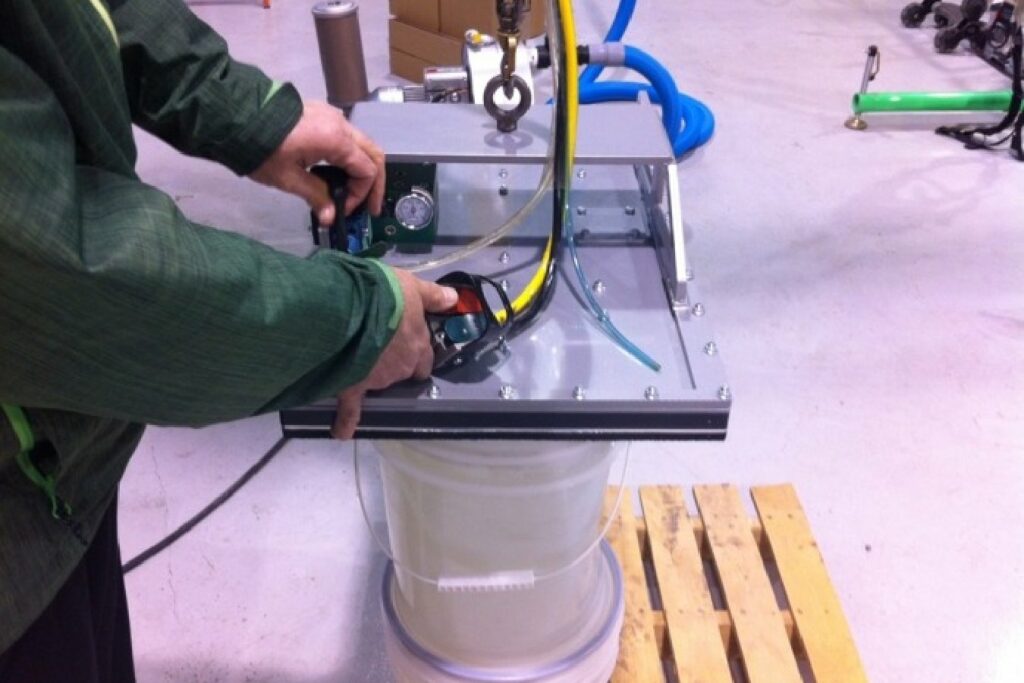 img RD ERGO Vacuum Lifting Solution for Pails of Water 03